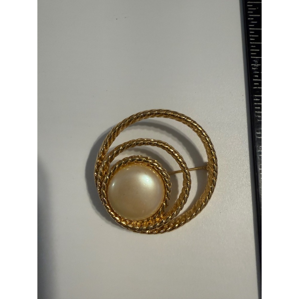 Vintage Monet Gold Tone Faux Pearl Concentric Circle‎ Rope Brooch Pin